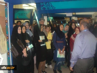 بازدید دانشجویان خارجی دانشگاه شهید بهشتی از غرفه های دانشگاه فرهنگیان در بیست و یکمین نمایشگاه بین المللی قرآن کریم