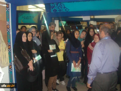 بازدید دانشجویان خارجی دانشگاه شهید بهشتی از غرفه های دانشگاه فرهنگیان در بیست و یکمین نمایشگاه بین المللی قرآن کریم