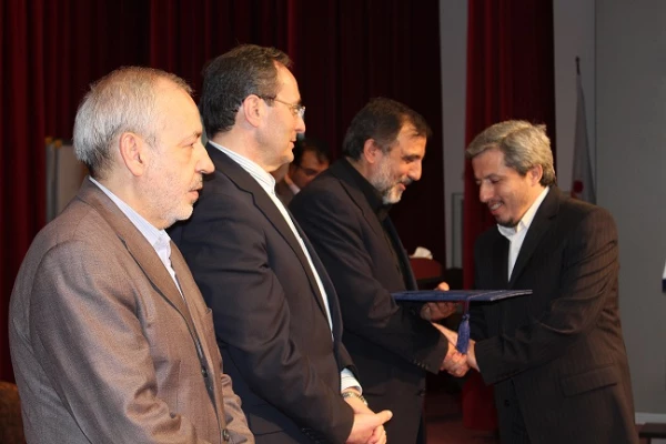 تقدیر از عوامل نمایشگاه قرآن