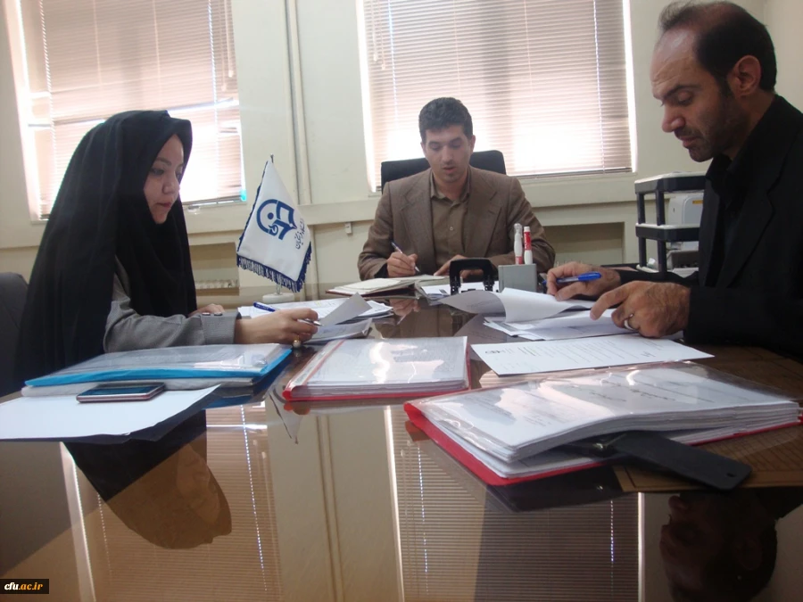 بررسی مدارک کارشناسان