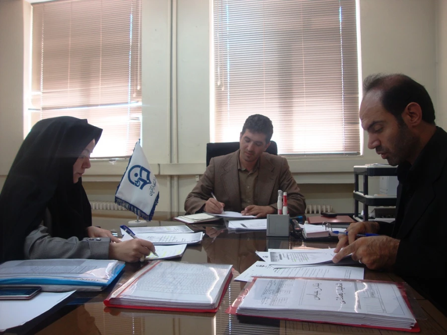 بررسی مدارک کارشناسان