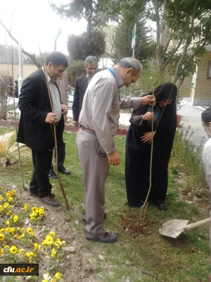 با ابلاغ پیام دکتر مهر محمدی و در آستانه ی هفته منابع طبیعی و روز درختکاری صورت گرفت:

کاشت نهال توسط دکتر تاجیک اسمعیلی، مدرسان و دانشجو معلمان در پردیس نسیبه