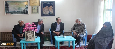 دیدار دکتر مهر محمدی با خانواده شهید محمد رضا کاظمی، از دانشجو معلمان شهید کرمان