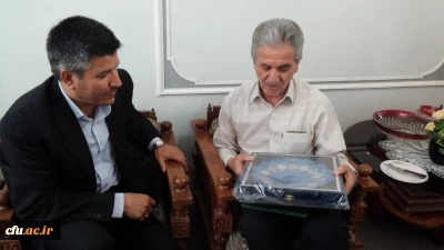 به منظور تکریم و تجلیل از مقام والای معلم:

سرپرست پردیس شهید باهنر اصفهان، به دیدار استاد پیشکسوت تربیت معلم رفت