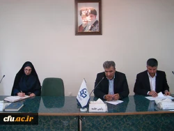 معاونت پژوهش و فناوری اعلام کرد:

به زودی، کتاب های خریداری شده برای تجهیز کتابخانه های پردیس ها و مراکز آموزش عالی ارسال می شود 2