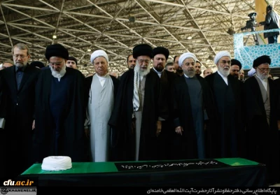 رهبر معظم انقلاب اسلامی(مدظله العالی) بر پیکر آیت الله مهدوی کنی نماز اقامه کردند