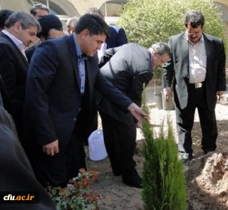 به مناسبت هفته منابع طبیعی: 

غرس نهال از سوی استاندار در دانشگاه فرهنگیان کرمان
