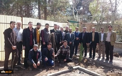 غرس نهال در پردیس شهید باهنر اصفهان