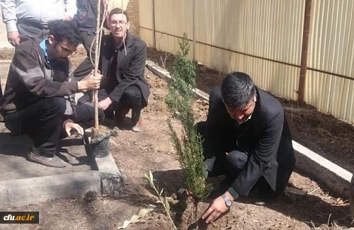 غرس نهال در پردیس شهید باهنر اصفهان
