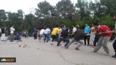 رقابت  دانشجویان پردیس شهیدان پاکنژاد یزد در مسابقه طناب کشی