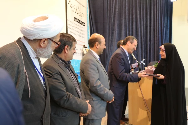 تقدیر از مدرسان نمونه  و پیشکسوتان برگزیده در دومین همایش ملی تربیت معلم