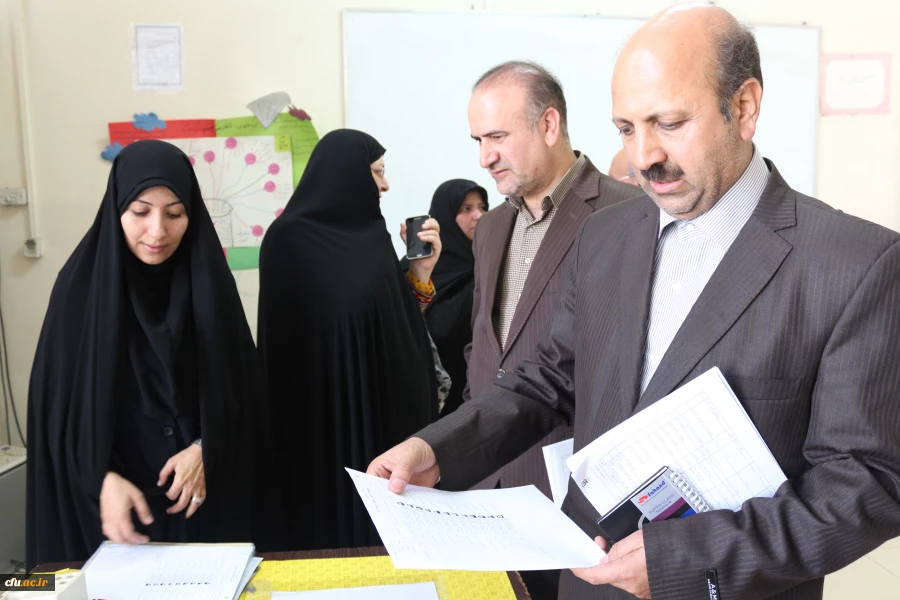 در اولین روز برگزاری امتحانات دانشجویان انجام شد:

بازدید معاون آموزشی دانشگاه از کیفیت و روند برگزاری امتحانات 3