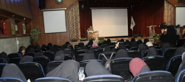 تعلیم بدون تربیت آسیب زا است
 2