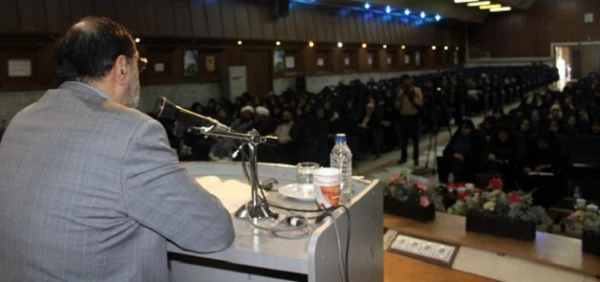 تعلیم بدون تربیت آسیب زا است
 3