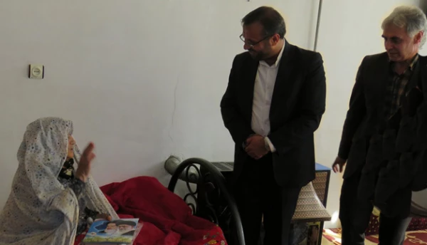 با حضورمسئولان دانشگاه فرهنگیان و جمعی از دانشجویان استان انجام شد:

گرامیداشت یاد شهدا با دیدار  از خانواده شهید "سید خلیل حسینی"  2