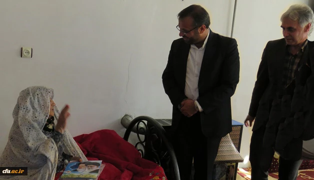 با حضورمسئولان دانشگاه فرهنگیان و جمعی از دانشجویان استان انجام شد:

گرامیداشت یاد شهدا با دیدار  از خانواده شهید "سید خلیل حسینی"  2