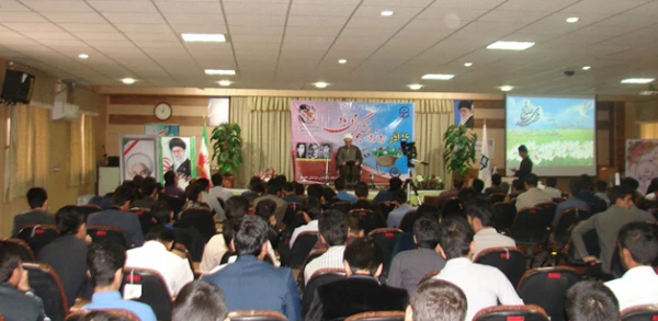 مدیر امور پردیس های  استان خراسان جنوبیدر مراسم 16 اذر تصریح کرد:

روز دانشجو روز گرامیداشت یاد و خاطره شهدا و تکریم دانشجویان به عنوان آینده سازان کشور
 3