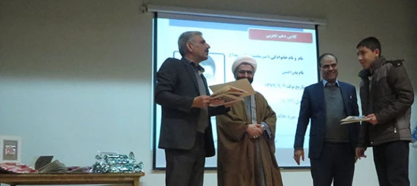 مدیر امور پردیس های استان همدان در جمع مردم و مسئولین شهر قروه درجزین:

شعار اصلی انقلاب اسلامی حاوی بار معنایی و تاریخی عمیقی  است
 3