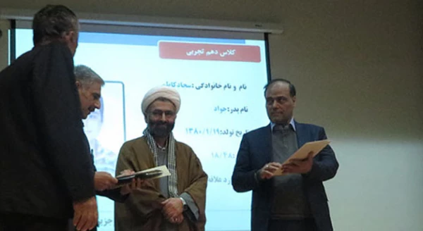 مدیر امور پردیس های استان همدان در جمع مردم و مسئولین شهر قروه درجزین:

شعار اصلی انقلاب اسلامی حاوی بار معنایی و تاریخی عمیقی  است
 4