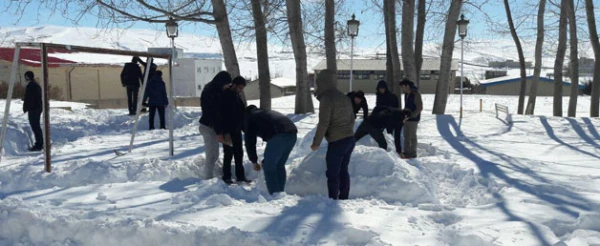 برگزاری کارگاه و مسابقه حجم سازی با برف  در مرکز آزادگان نیر  3