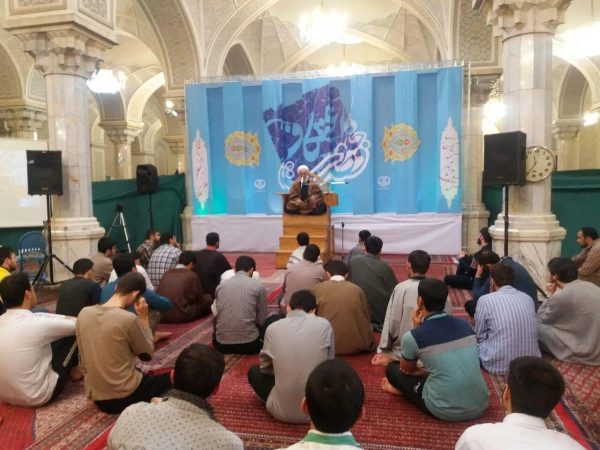 حجت الاسلام والمسلمین دادگر در مراسم اعتکاف دانشجومعلمان تهران:

 تربیت نیروی انسانی صالح و عالم، عامل اصلی استمرار انقلاب اسلامی است 2