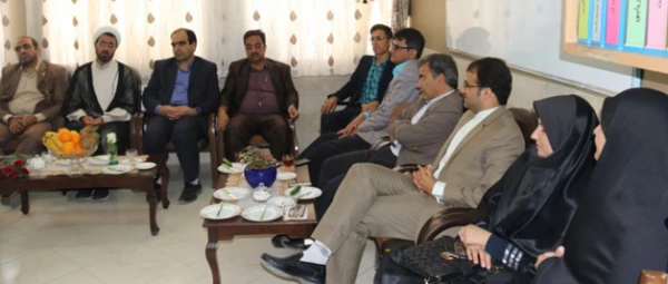 به مناسبت هفته بزرگداشت مقام شامخ معلم :

دیدار صمیمانه مسئولان دانشگاه فرهنگیان یزد با دانش آموختگان دانشگاه در مدارس استان
 5