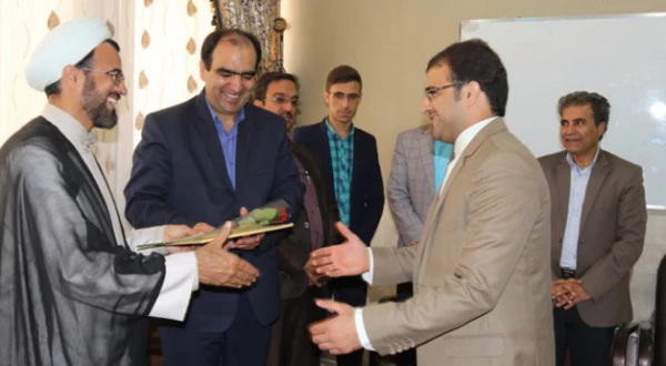 به مناسبت هفته بزرگداشت مقام شامخ معلم :

دیدار صمیمانه مسئولان دانشگاه فرهنگیان یزد با دانش آموختگان دانشگاه در مدارس استان
 6