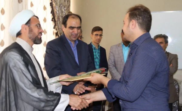 به مناسبت هفته بزرگداشت مقام شامخ معلم :

دیدار صمیمانه مسئولان دانشگاه فرهنگیان یزد با دانش آموختگان دانشگاه در مدارس استان
 7