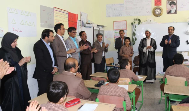 به مناسبت هفته بزرگداشت مقام شامخ معلم :

دیدار صمیمانه مسئولان دانشگاه فرهنگیان یزد با دانش آموختگان دانشگاه در مدارس استان
 8