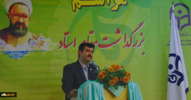 مدیرامور پردیس های استان اصفهان در مراسم نکوداشت اساتید شاغل و پیشکسوت:

اساتید ثروت های معنوی جامعه هستند 2