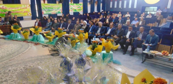 مدیرامور پردیس های استان اصفهان در مراسم نکوداشت اساتید شاغل و پیشکسوت:

اساتید ثروت های معنوی جامعه هستند 4