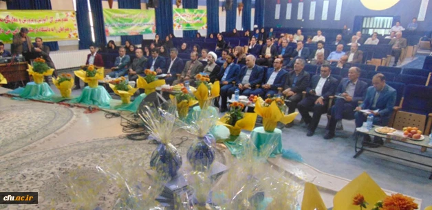 مدیرامور پردیس های استان اصفهان در مراسم نکوداشت اساتید شاغل و پیشکسوت:

اساتید ثروت های معنوی جامعه هستند 4