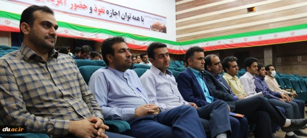 در پردیس شهیدان پاک نژاد یزد برگزار شد:

کارگاه آموزشی سواد رسانه ای، فرصت ها و تهدیدهای شبکه های اجتماعی 3