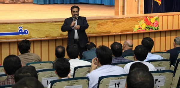 مدیر امور پردیس های استان یزد، نشست مسئولان با مهارت آموزان ماده 28 عنوان کرد:

روحیه پرسشگری، تفکر، خلاقیت و متخلق شدن به فضائل انسانی از ویژگی های معلمی است
 7