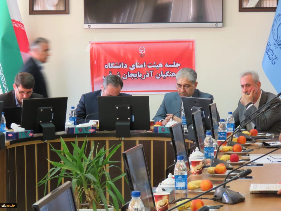 سرپرست دانشگاه در جشن فارغ التحصیلی دانشجو معلمان آذربایجان شرقی:

 معلم شدن خلقی دیگر و تولدی تازه است 4