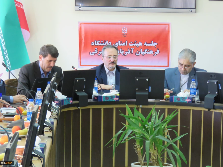 سرپرست دانشگاه در جشن فارغ التحصیلی دانشجو معلمان آذربایجان شرقی:

 معلم شدن خلقی دیگر و تولدی تازه است 9