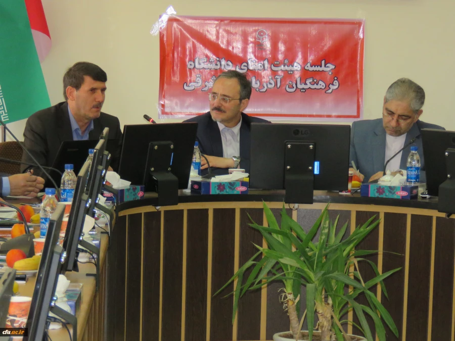 سرپرست دانشگاه در جشن فارغ التحصیلی دانشجو معلمان آذربایجان شرقی:

 معلم شدن خلقی دیگر و تولدی تازه است 10