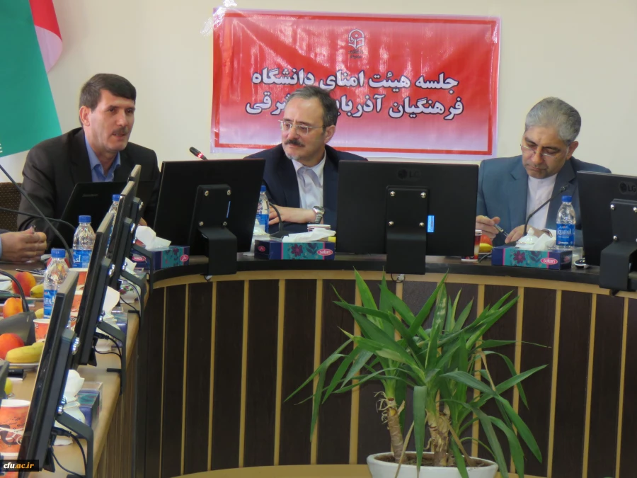 سرپرست دانشگاه در جشن فارغ التحصیلی دانشجو معلمان آذربایجان شرقی:

 معلم شدن خلقی دیگر و تولدی تازه است 11