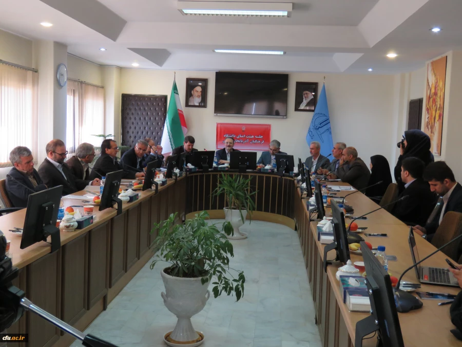 سرپرست دانشگاه در جشن فارغ التحصیلی دانشجو معلمان آذربایجان شرقی:

 معلم شدن خلقی دیگر و تولدی تازه است 15