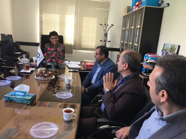 به مناسبت بزرگداشت روز پزشک انجام شد:

حضور صمیمانه همکاران سازمان مرکزی در اداره بهداشت 7