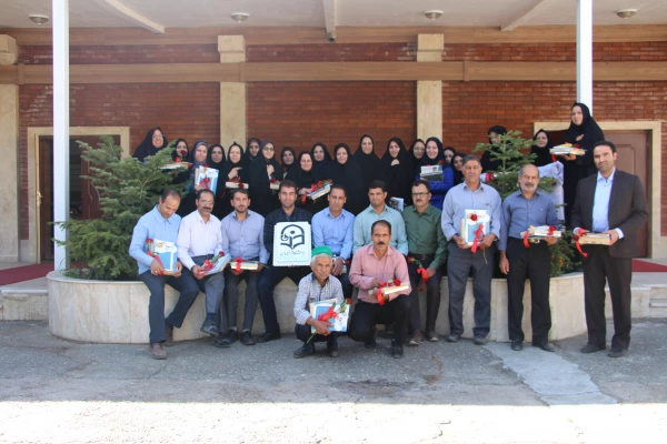 در روز کارمند و در آغازین روز هفته دولت با حضور کارکنان وکارمندان  شورای اداری پردیس برگزار شد 3