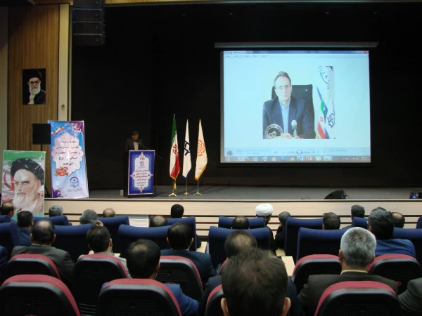 در پیام سرپرست دانشگاه  به اولین نشست مشترک قطب های سراسر کشور دفتر مرکزی حراست تاکید شد:

 در بعد اخلاق، خوشرویی و ادب  از یکسو و  عدالت و انصاف در تصمیمات و برخوردها از سوی دیگر در راس فضایل است 2