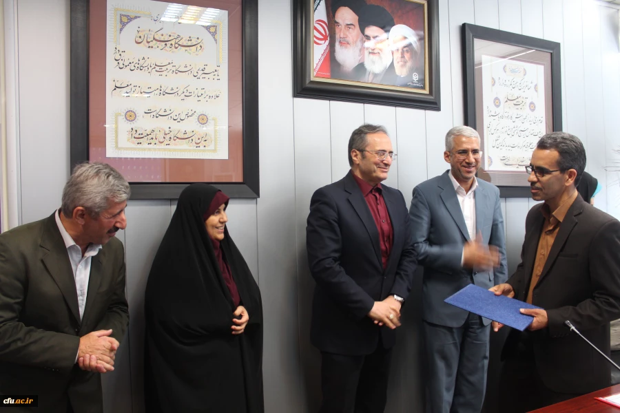 دکتر مهرمحمدی در جلسه انعقاد تفاهم نامه بین دانشگاه فرهنگیان و فدراسیون ورزش همگانی و تقدیر از دست اندرکاران المپیاد ورزشی:

به جشنواره ها و المپیادها، به عنوان متن و بخشی از برنامه نگاه کنیم 8