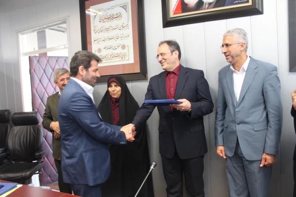 دکتر مهرمحمدی در جلسه انعقاد تفاهم نامه بین دانشگاه فرهنگیان و فدراسیون ورزش همگانی و تقدیر از دست اندرکاران المپیاد ورزشی:

به جشنواره ها و المپیادها، به عنوان متن و بخشی از برنامه نگاه کنیم 11