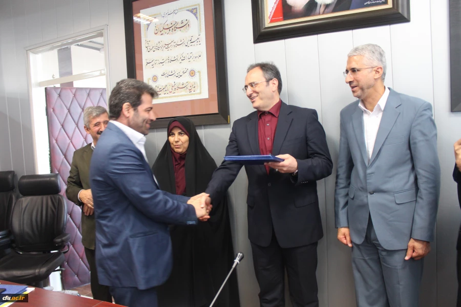 دکتر مهرمحمدی در جلسه انعقاد تفاهم نامه بین دانشگاه فرهنگیان و فدراسیون ورزش همگانی و تقدیر از دست اندرکاران المپیاد ورزشی:

به جشنواره ها و المپیادها، به عنوان متن و بخشی از برنامه نگاه کنیم 11