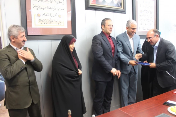 دکتر مهرمحمدی در جلسه انعقاد تفاهم نامه بین دانشگاه فرهنگیان و فدراسیون ورزش همگانی و تقدیر از دست اندرکاران المپیاد ورزشی:

به جشنواره ها و المپیادها، به عنوان متن و بخشی از برنامه نگاه کنیم 13