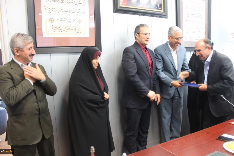 دکتر مهرمحمدی در جلسه انعقاد تفاهم نامه بین دانشگاه فرهنگیان و فدراسیون ورزش همگانی و تقدیر از دست اندرکاران المپیاد ورزشی:

به جشنواره ها و المپیادها، به عنوان متن و بخشی از برنامه نگاه کنیم 13