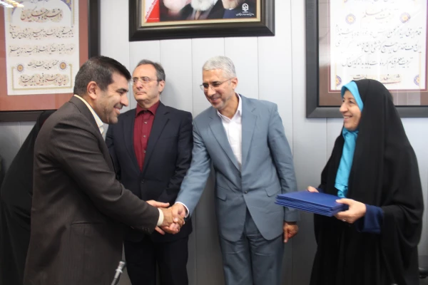 دکتر مهرمحمدی در جلسه انعقاد تفاهم نامه بین دانشگاه فرهنگیان و فدراسیون ورزش همگانی و تقدیر از دست اندرکاران المپیاد ورزشی:

به جشنواره ها و المپیادها، به عنوان متن و بخشی از برنامه نگاه کنیم 14