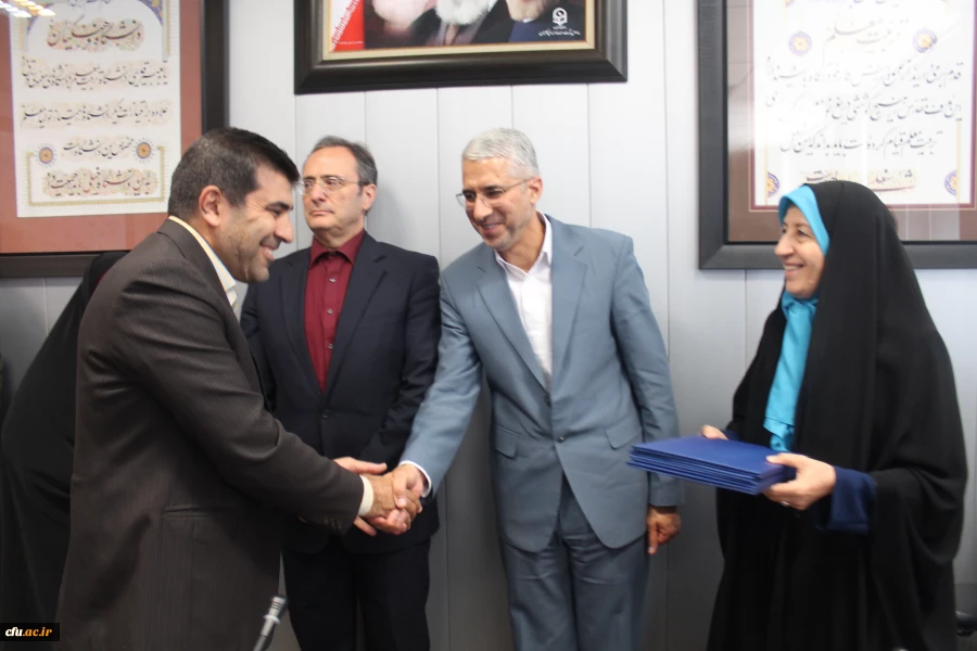 دکتر مهرمحمدی در جلسه انعقاد تفاهم نامه بین دانشگاه فرهنگیان و فدراسیون ورزش همگانی و تقدیر از دست اندرکاران المپیاد ورزشی:

به جشنواره ها و المپیادها، به عنوان متن و بخشی از برنامه نگاه کنیم 14