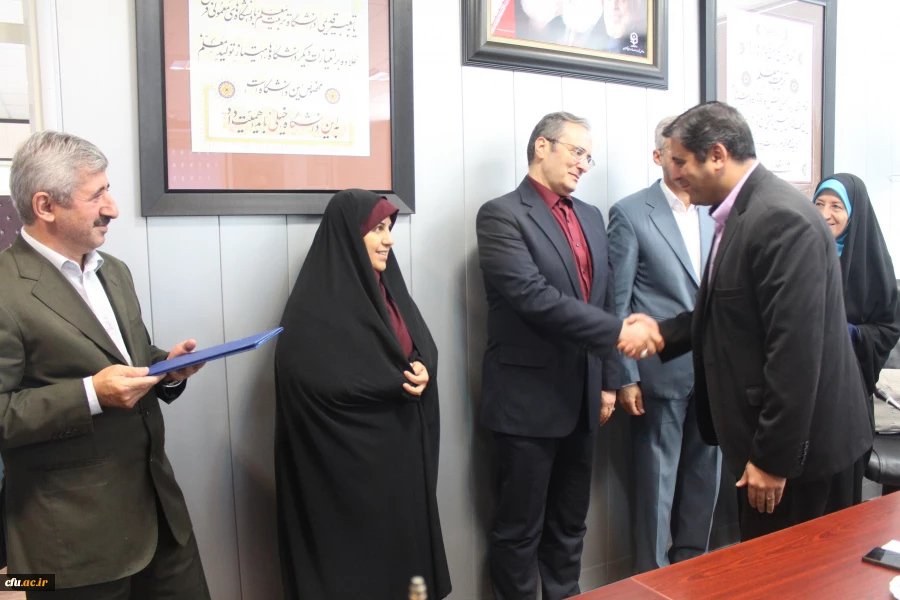 دکتر مهرمحمدی در جلسه انعقاد تفاهم نامه بین دانشگاه فرهنگیان و فدراسیون ورزش همگانی و تقدیر از دست اندرکاران المپیاد ورزشی:

به جشنواره ها و المپیادها، به عنوان متن و بخشی از برنامه نگاه کنیم 15